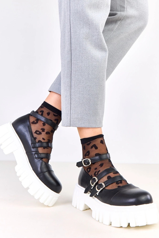 Zwarte halfhoge schoenen op...