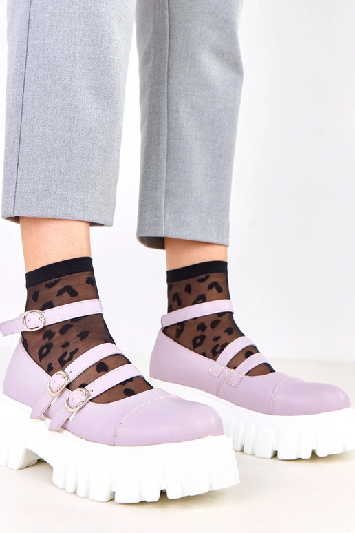 Paarse halfhoge schoenen op...