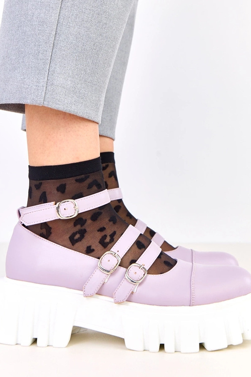 Paarse halfhoge schoenen op...