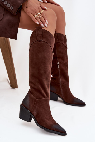 Dameslaarzen in cowboystijl met hakken van natuurlijk suède Artiker 57C0230 bruine kleur