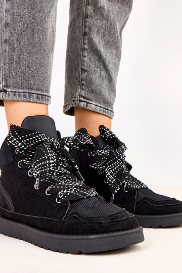 Zwarte hoge sportschoenen... 2