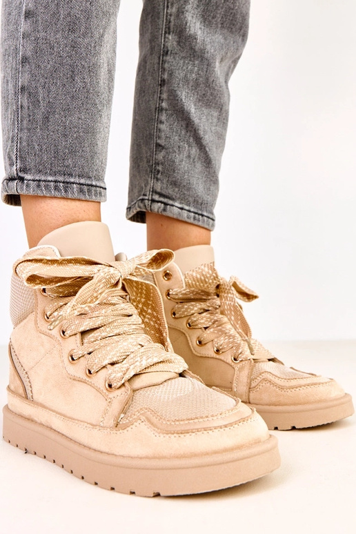 Zandkleurige hoge sportieve schoenen... Zandkleurige hoge sportieve schoenen...