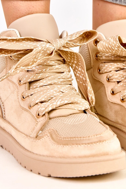 Zandkleurige hoge sportieve schoenen... Zandkleurige hoge sportieve schoenen...