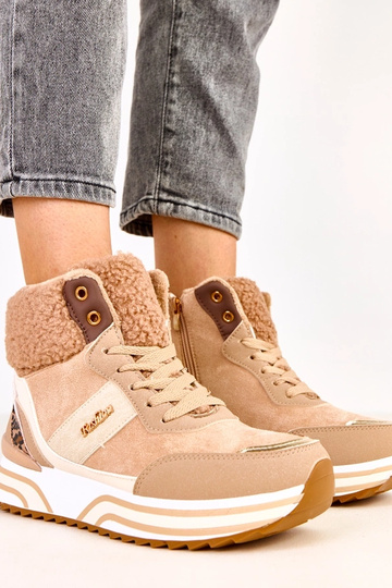 Donker zandkleurige hoge...