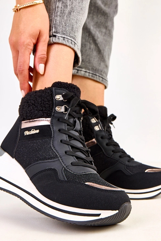 Zwarte hoge warme sportieve schoenen...