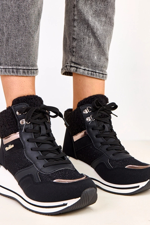 Zwarte hoge warme sportieve schoenen...