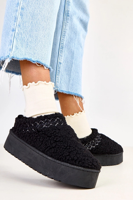 Zwarte lage sneeuwlaarzen op een...