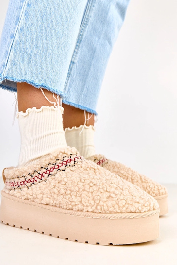 Beige lage sneeuwlaarzen op...