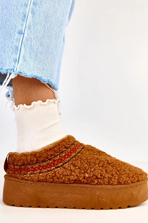 Bruine lage sneeuwlaarzen op een...