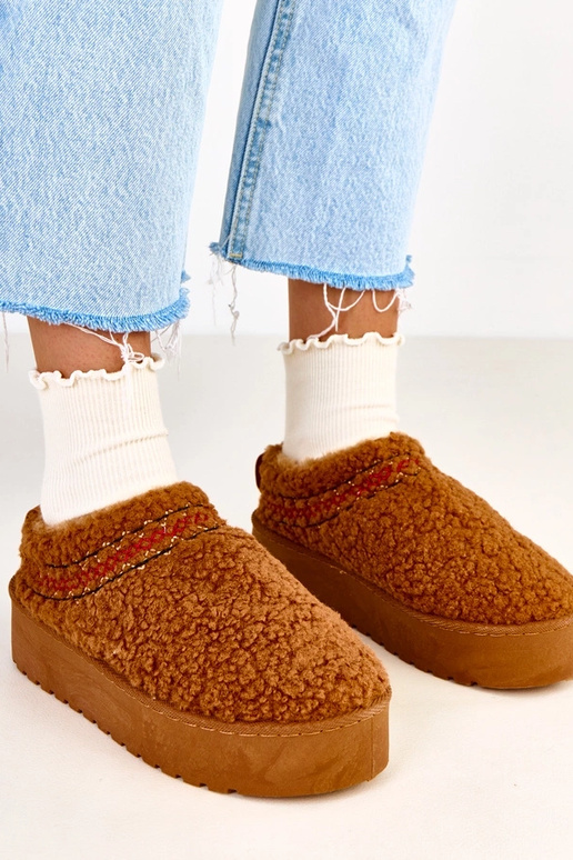 Bruine lage sneeuwlaarzen op een...