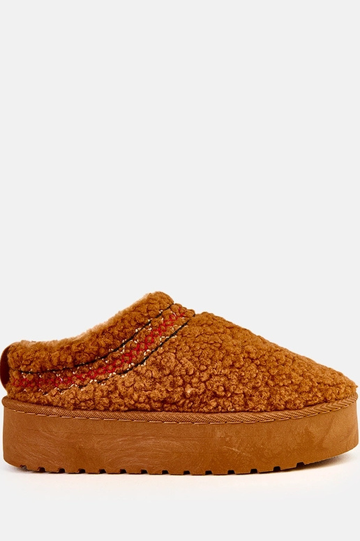 Bruine lage sneeuwlaarzen op een...