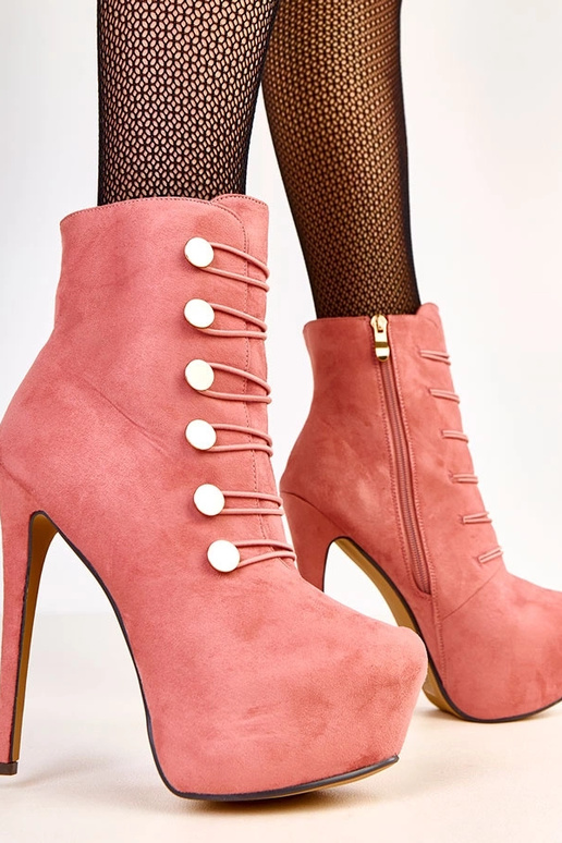 Roze enkellaarsjes met gouden knopen...