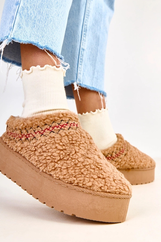 Donkerbeige lage sneeuwlaarzen op een...