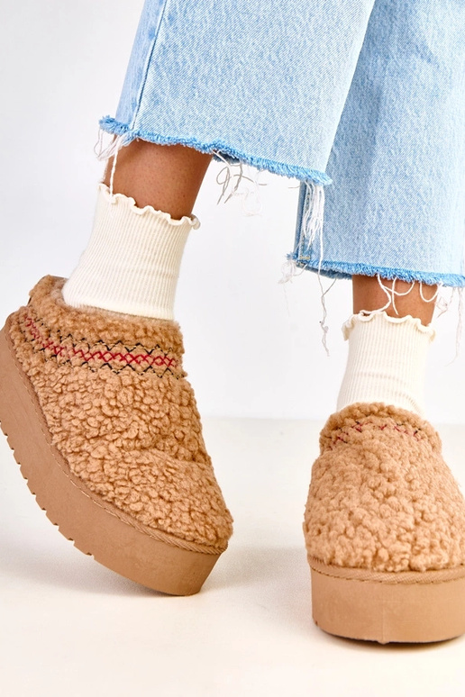 Donkerbeige lage sneeuwlaarzen op een...