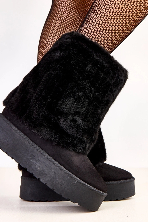 Zwarte sneeuwlaarzen op een plateau...