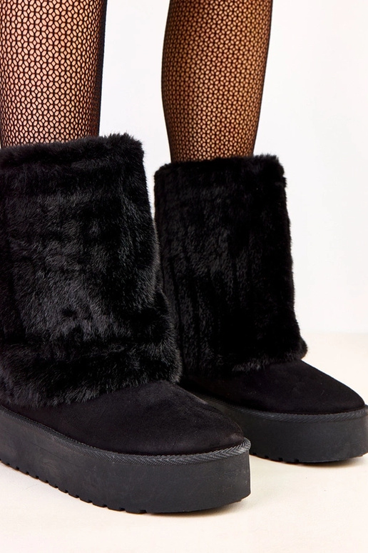 Zwarte sneeuwlaarzen op een plateau...