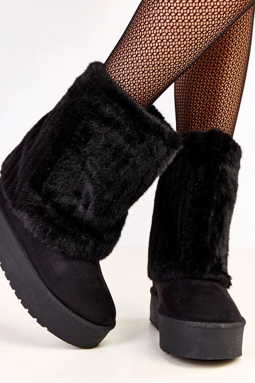 Zwarte sneeuwlaarzen op een plateau...