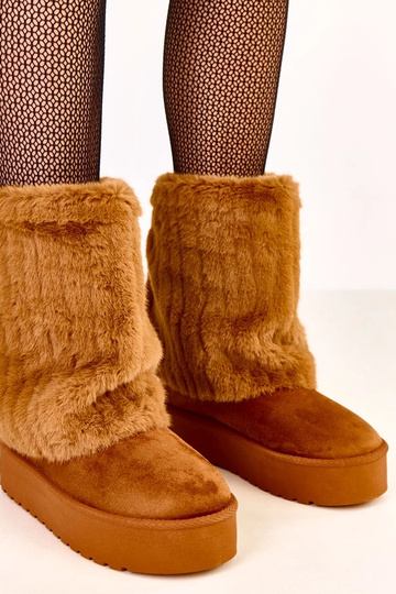 Bruine sneeuwlaarzen op een plateau met faux fur schacht Leda