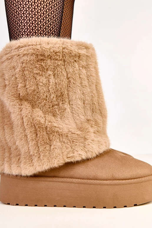 Donkerbeige sneeuwlaarzen op een...