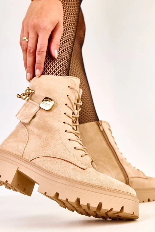 Beige laarzen versierd met een...