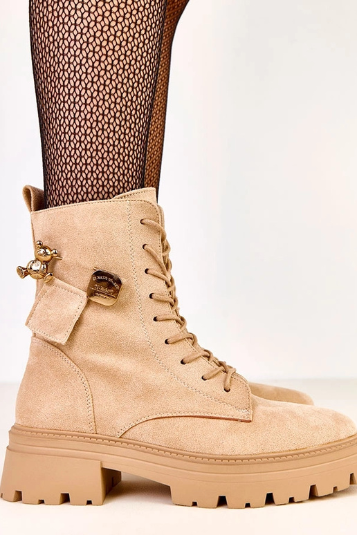 Beige laarzen versierd met een...