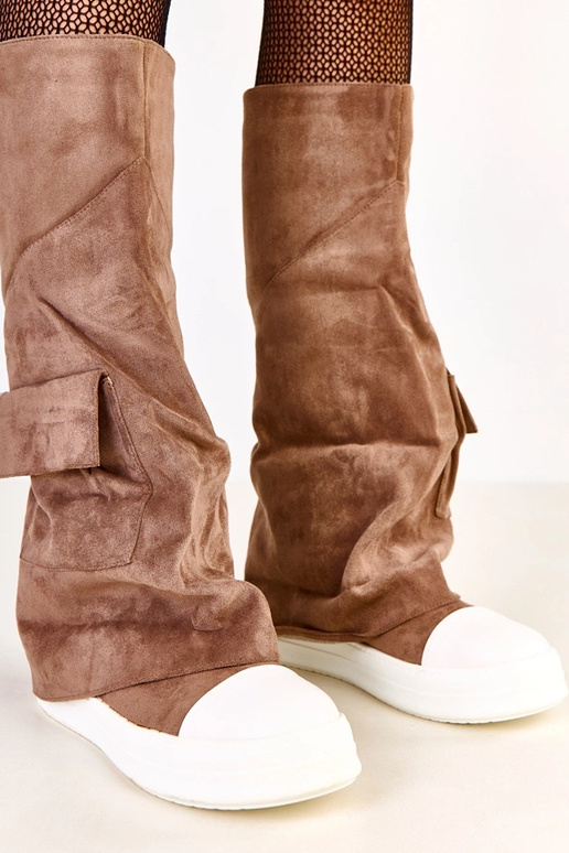 Bruine lange laarzen van kunstsuède...