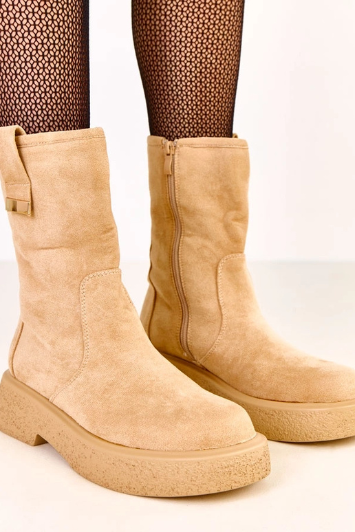 Zandkleurige kunstsuède enkellaarsjes...