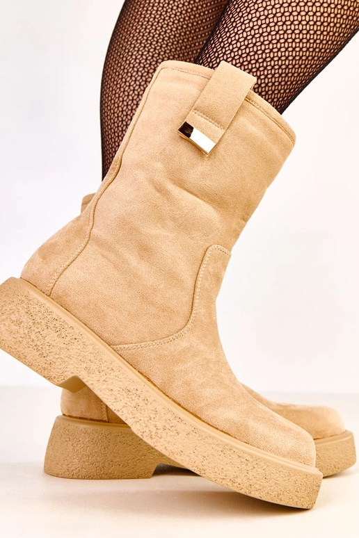 Zandkleurige kunstsuède enkellaarsjes...