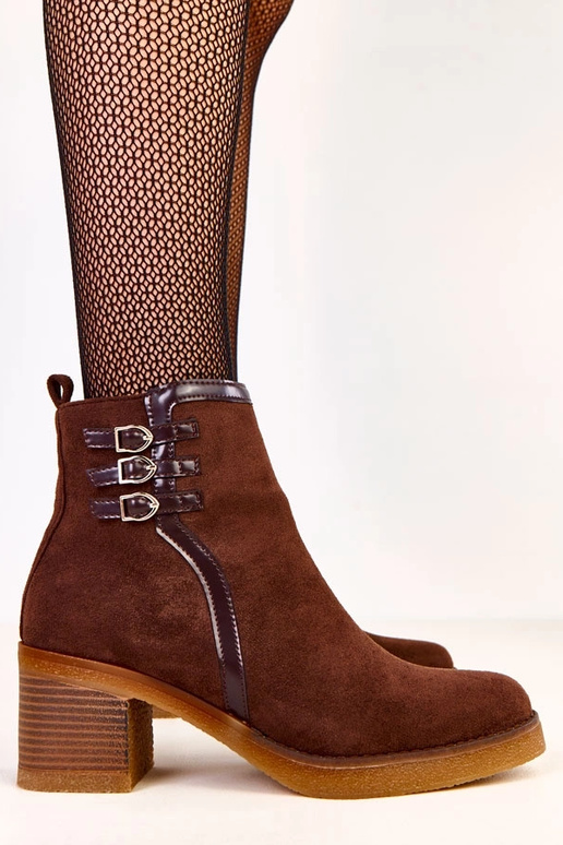 Bruine enkellaarsjes op een blokhak...