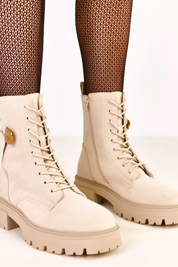 Zandkleurige dames trekking schoenen versierd met een gouden teddybeer Valery