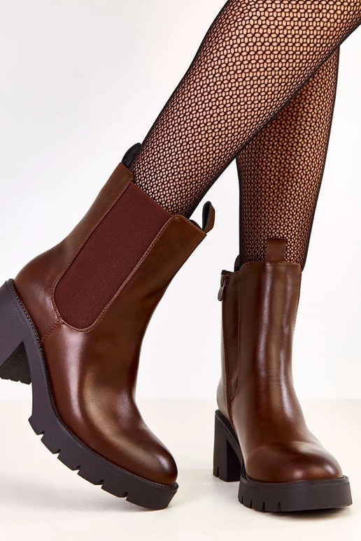 Bruine enkellaarsjes op een blokhak...