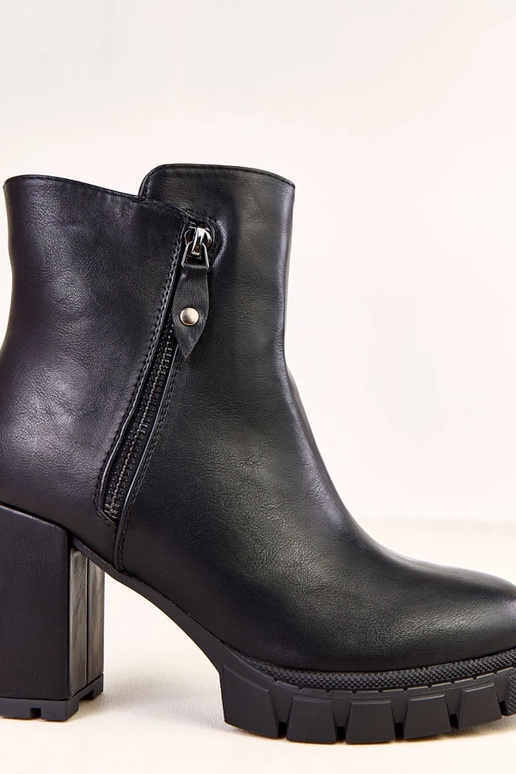 Zwarte enkellaarsjes op een blokhak...