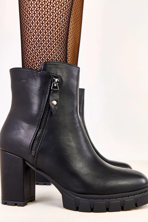 Zwarte enkellaarsjes op een blokhak...