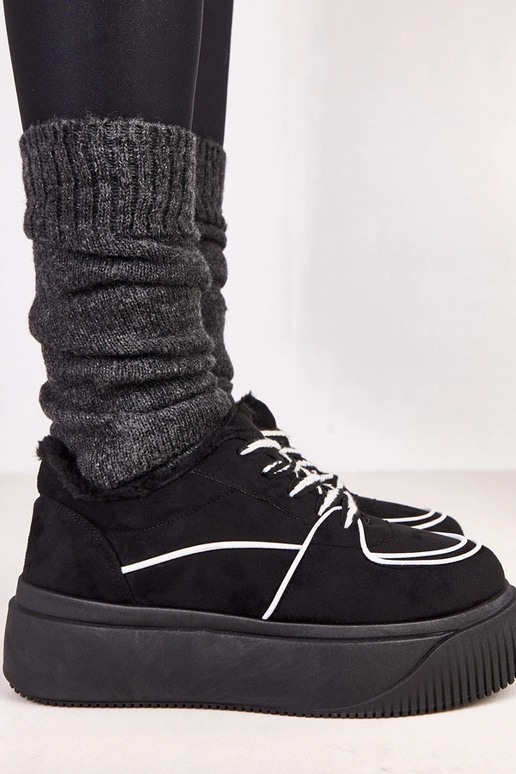 Zwarte warme sportschoenen op...