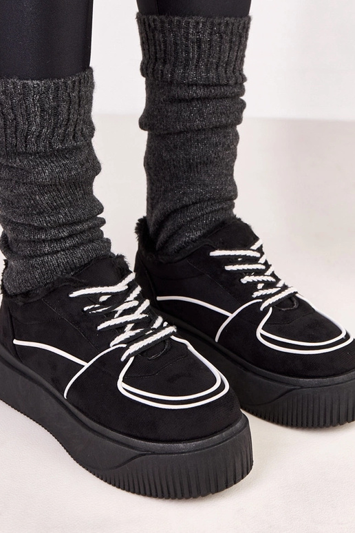 Zwarte warme sportschoenen op...