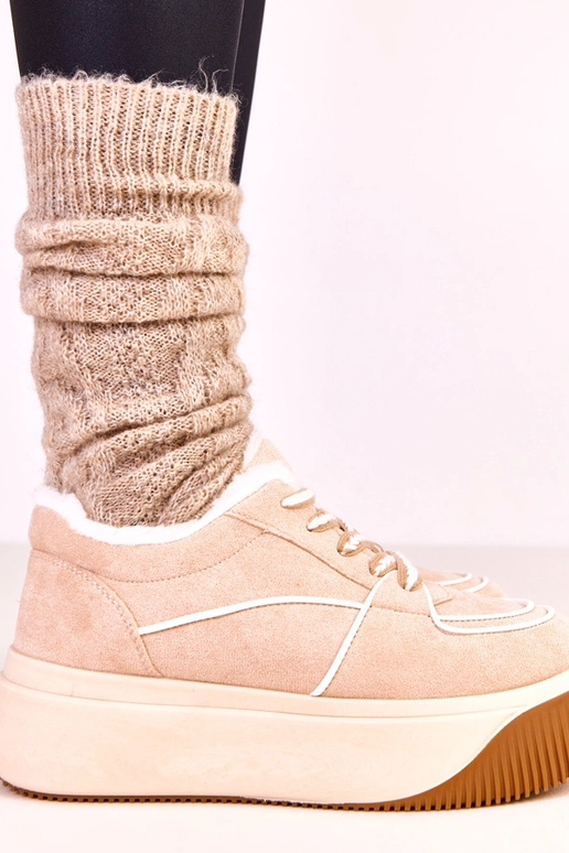 Beige warme sportschoenen op platform...