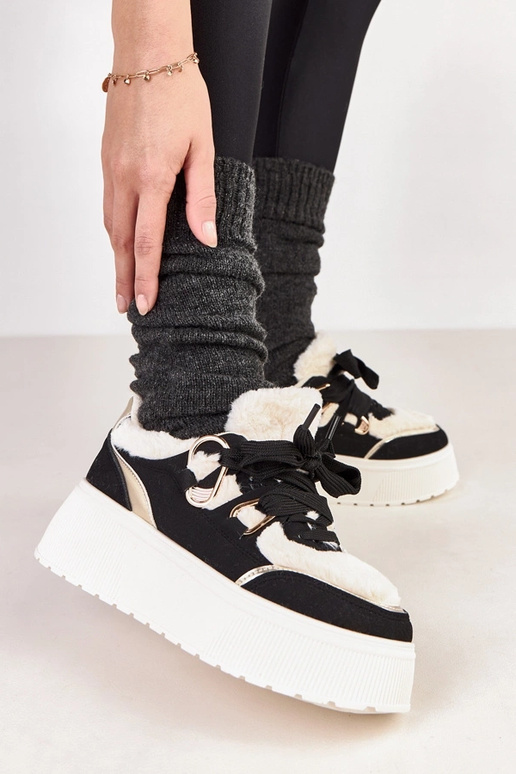 Zwarte verwarmde sneakers op een...