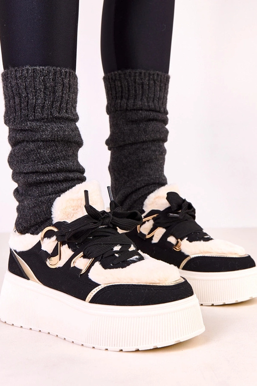 Zwarte verwarmde sneakers op een...