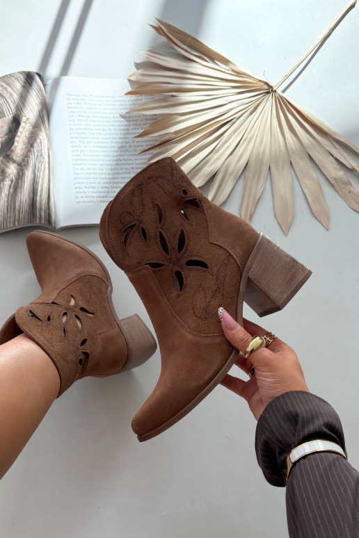 Dames enkellaarsjes met opengewerkte elementen van natuurlijk suède met hakken Zazoo 3690 in bruin