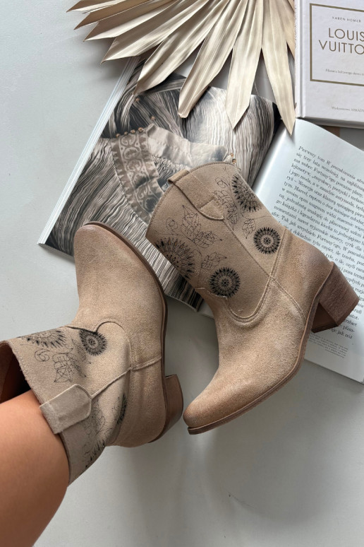 Dames suède enkellaarsjes met opengewerkte elementen en hakken Zazoo 3844 in zandkleur