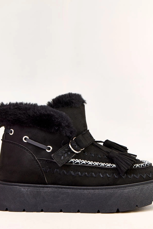 Zwarte sneeuwlaarzen op een platform...