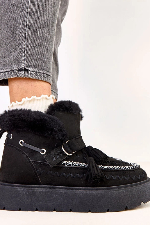 Zwarte sneeuwlaarzen op een platform...