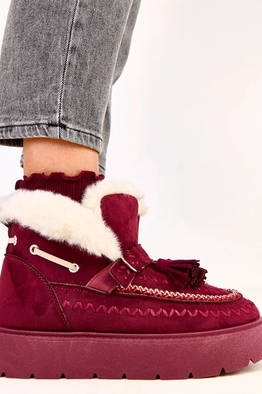 Bordeaux sneeuwlaarzen op een...