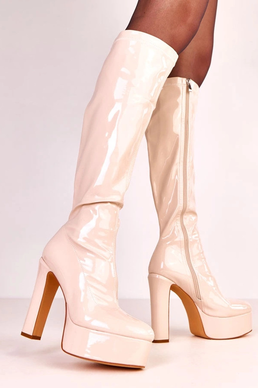 Beige lakleren hoge haklaar laarzen... Beige lakleren hoge haklaar laarzen...