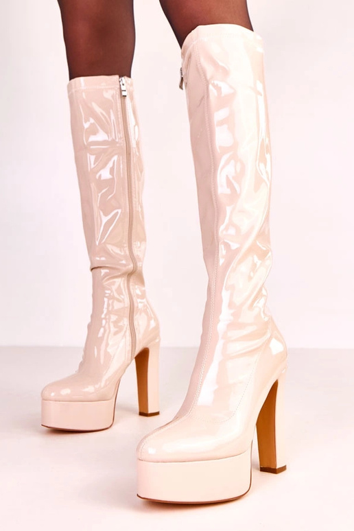Beige lakleren hoge haklaar laarzen... Beige lakleren hoge haklaar laarzen...