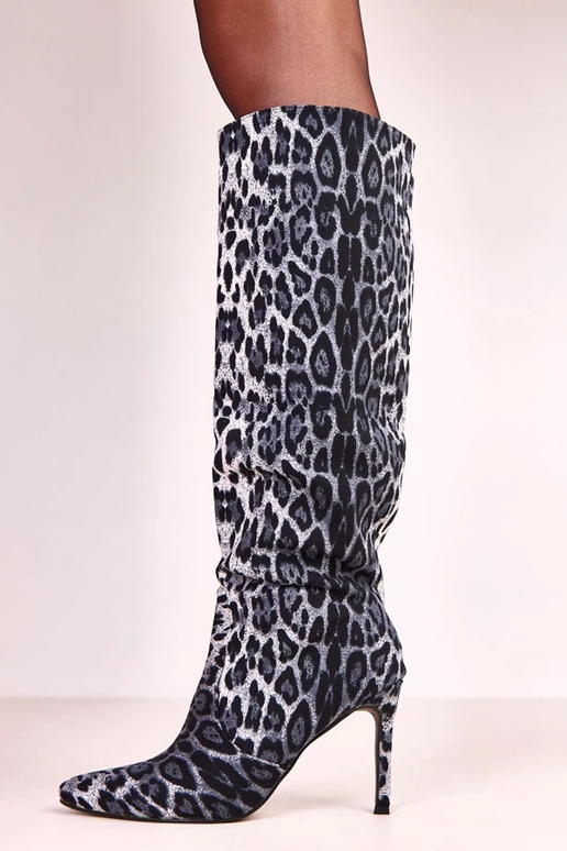 Zwarte laarzen met luipaardprint op... Zwarte laarzen met luipaardprint op...