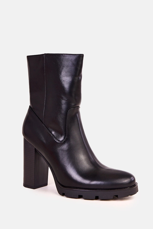 Zwarte dameslaarzen op een dikke hak...