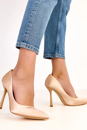 Zandkleurige hoge hakken...