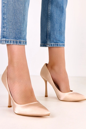 Zandkleurige hoge hakken... 2
