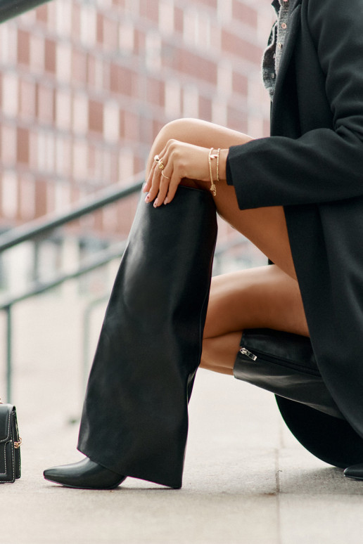 Warme lange laarzen met dunne hakken en uitsnede in zwart Tamonia